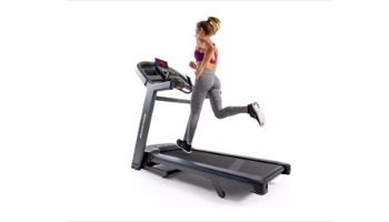 woman running horizon 7.4 treadmill