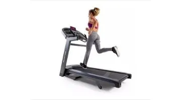 woman running horizon 7.4 treadmill