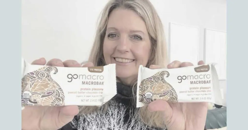 woman holding 2 gomacro bars